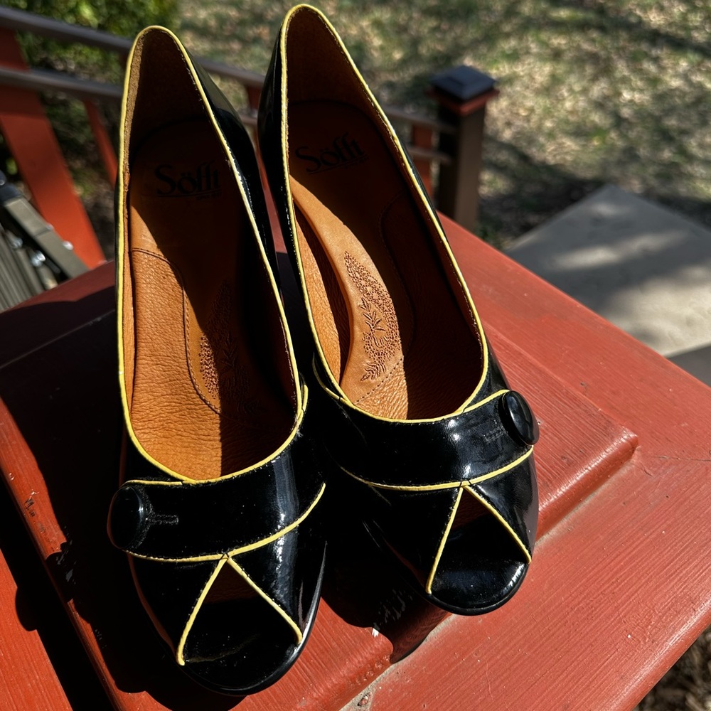 NWOT Sofft Size 9 Black Leather Upper Pumps With Contrasting Piping